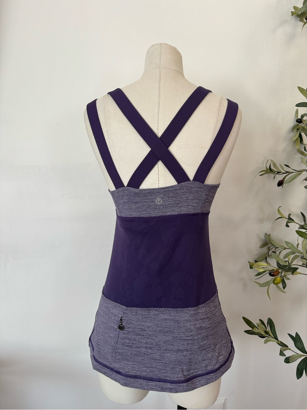 Lululemon Size 6 Purple Cross Back Built In Bra Yoga Tank Top Workout Athletic‎ - Picture 5 of 8